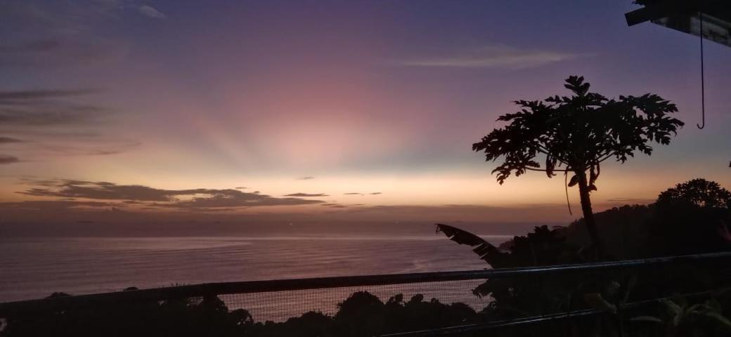 The View Padang, Amazing View, 8 Mins Mentawai Fast Ferry, Cold Beer,Close To Restaurants ภายนอก รูปภาพ
