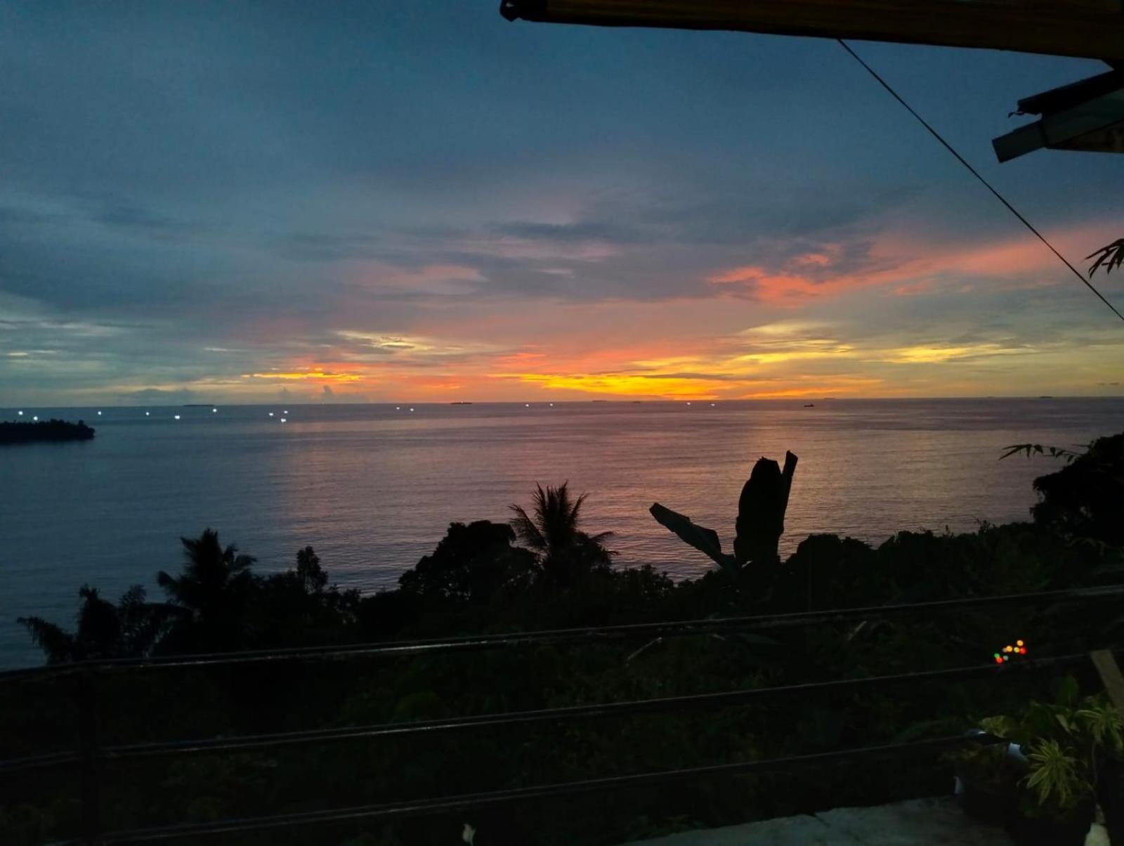 The View Padang, Amazing View, 8 Mins Mentawai Fast Ferry, Cold Beer,Close To Restaurants ภายนอก รูปภาพ